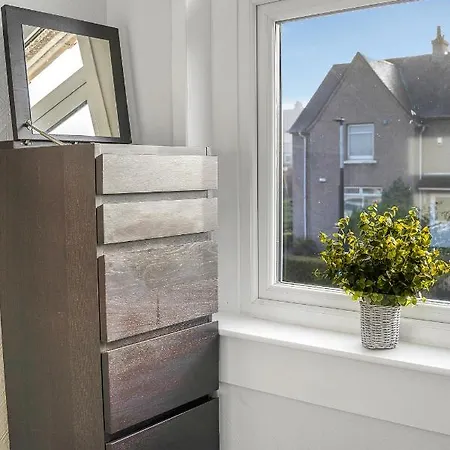 Modern & Spacious 2 Bedroom House - Free Parking - Front & Back Garden - Private Main Door Entrance *