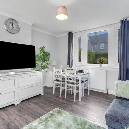 Modern & Spacious 2 Bedroom House - Free Parking - Front & Back Garden - Private Main Door Entrance Apartamento Edimburgo