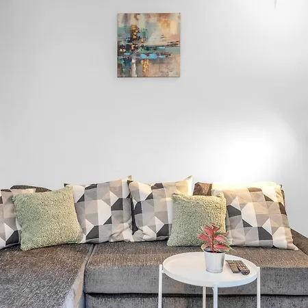 Modern & Spacious 2 Bedroom House - Free Parking - Front & Back Garden - Private Main Door Entrance Apartamento