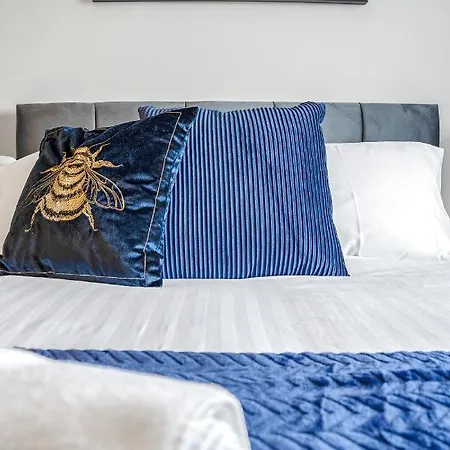 Apartamento Modern & Spacious 2 Bedroom House - Free Parking - Front & Back Garden - Private Main Door Entrance Edimburgo