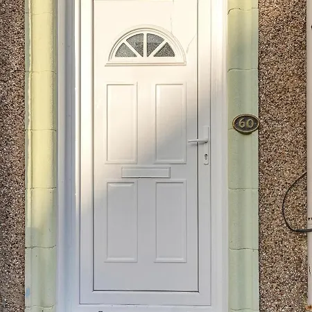 Modern & Spacious 2 Bedroom House - Free Parking - Front & Back Garden - Private Main Door Entrance Apartament *