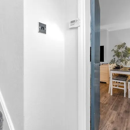 Apartamento Modern & Spacious 2 Bedroom House - Free Parking - Front & Back Garden - Private Main Door Entrance