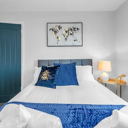Modern & Spacious 2 Bedroom House - Free Parking - Front & Back Garden - Private Main Door Entrance Apartamento