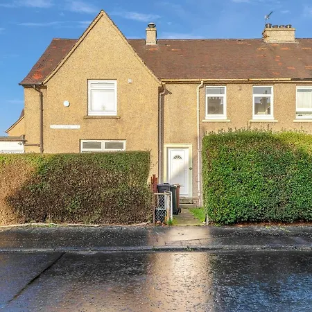 Modern & Spacious 2 Bedroom House - Free Parking - Front & Back Garden - Private Main Door Entrance