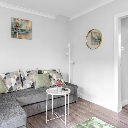 Modern & Spacious 2 Bedroom House - Free Parking - Front & Back Garden - Private Main Door Entrance