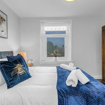 Modern & Spacious 2 Bedroom House - Free Parking - Front & Back Garden - Private Main Door Entrance Apartamento *