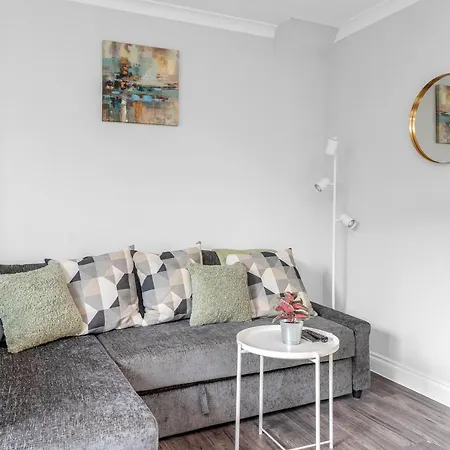 Modern & Spacious 2 Bedroom House - Free Parking - Front & Back Garden - Private Main Door Entrance Apartamento