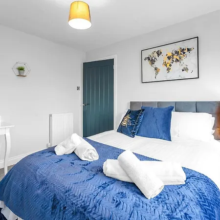 Modern & Spacious 2 Bedroom House - Free Parking - Front & Back Garden - Private Main Door Entrance