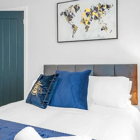 Apartamento Modern & Spacious 2 Bedroom House - Free Parking - Front & Back Garden - Private Main Door Entrance *