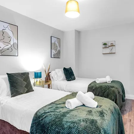 Modern & Spacious 2 Bedroom House - Free Parking - Front & Back Garden - Private Main Door Entrance Apartamento *
