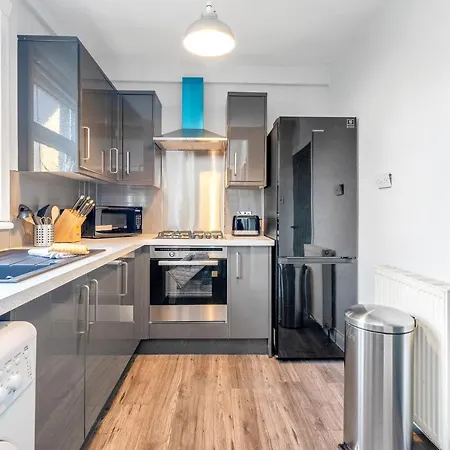 Modern & Spacious 2 Bedroom House - Free Parking - Front & Back Garden - Private Main Door Entrance * Edimburgo