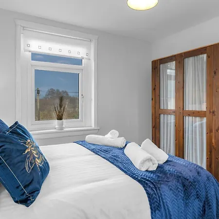 Apartament Modern & Spacious 2 Bedroom House - Free Parking - Front & Back Garden - Private Main Door Entrance *
