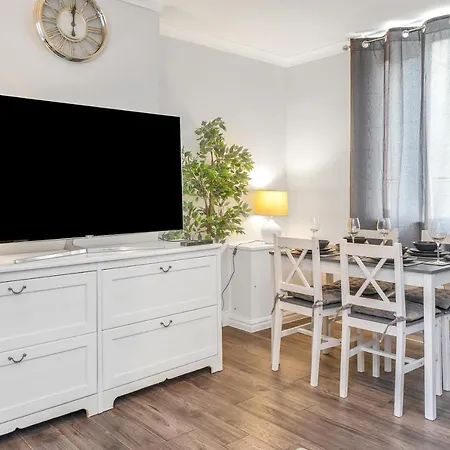 Modern & Spacious 2 Bedroom House - Free Parking - Front & Back Garden - Private Main Door Entrance Apartamento *