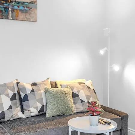 Modern & Spacious 2 Bedroom House - Free Parking - Front & Back Garden - Private Main Door Entrance Apartament *