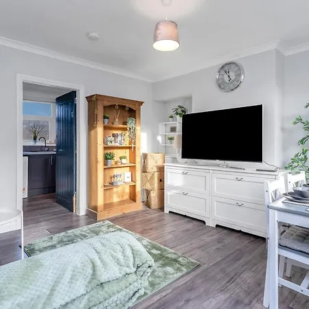 Apartamento Modern & Spacious 2 Bedroom House - Free Parking - Front & Back Garden - Private Main Door Entrance *