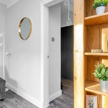 Modern & Spacious 2 Bedroom House - Free Parking - Front & Back Garden - Private Main Door Entrance 公寓