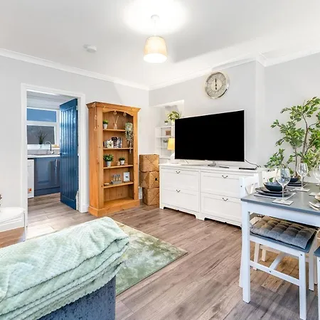 Modern & Spacious 2 Bedroom House - Free Parking - Front & Back Garden - Private Main Door Entrance Edynburg