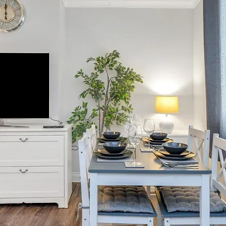 Modern & Spacious 2 Bedroom House - Free Parking - Front & Back Garden - Private Main Door Entrance