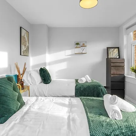 Apartament Modern & Spacious 2 Bedroom House - Free Parking - Front & Back Garden - Private Main Door Entrance *