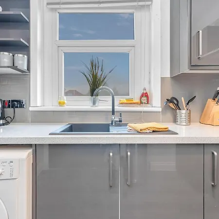 Modern & Spacious 2 Bedroom House - Free Parking - Front & Back Garden - Private Main Door Entrance Edimburgo
