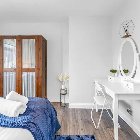 Modern & Spacious 2 Bedroom House - Free Parking - Front & Back Garden - Private Main Door Entrance Apartamento *
