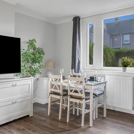 Modern & Spacious 2 Bedroom House - Free Parking - Front & Back Garden - Private Main Door Entrance