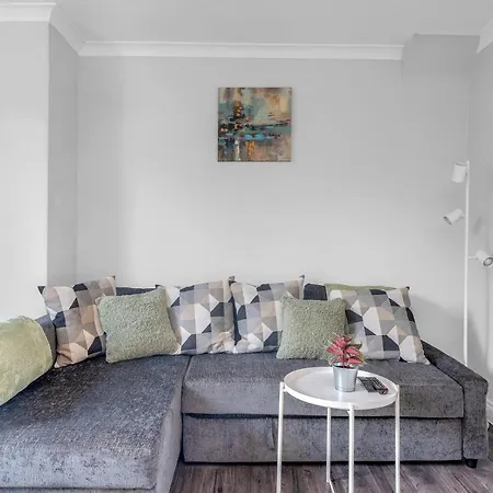 Modern & Spacious 2 Bedroom House - Free Parking - Front & Back Garden - Private Main Door Entrance Apartament