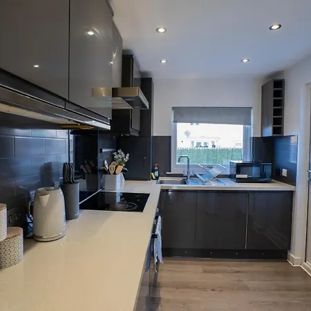 Apartment Spacious & Modern 3 Bedroom House - Free Parking - Front & Back Garden - Private Main Door Entrance