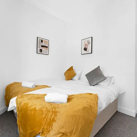 Modern & Spacious 1 Bedroom - Close To Centre - Sleeps Up To 3 Guests