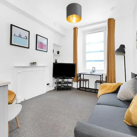 Modern & Spacious 1 Bedroom - Close To Centre - Sleeps Up To 3 Guests *