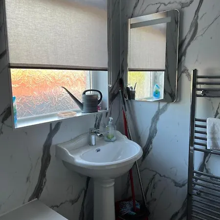 4 Bed Near Airport * إدنبرة