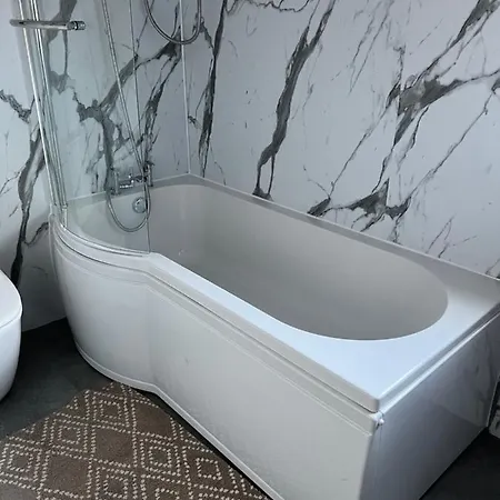 بيت للعطل 4 Bed Near Airport