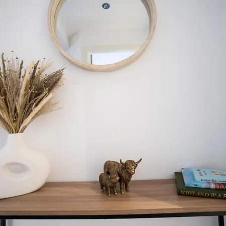 Spacious & Modern 3 Bedroom House - Free Parking - Front & Back Garden - Private Main Door Entrance Appartement *