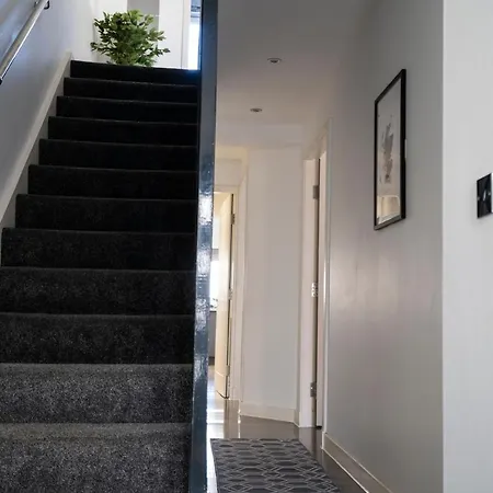 Spacious & Modern 3 Bedroom House - Free Parking - Front & Back Garden - Private Main Door Entrance Apartment Edinburgh
