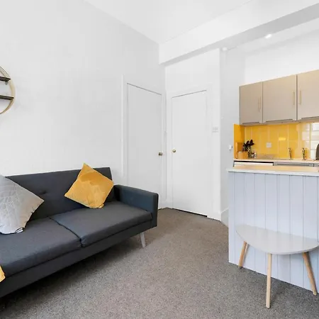 Modern & Spacious 1 Bedroom - Close To Centre - Sleeps Up To 3 Guests