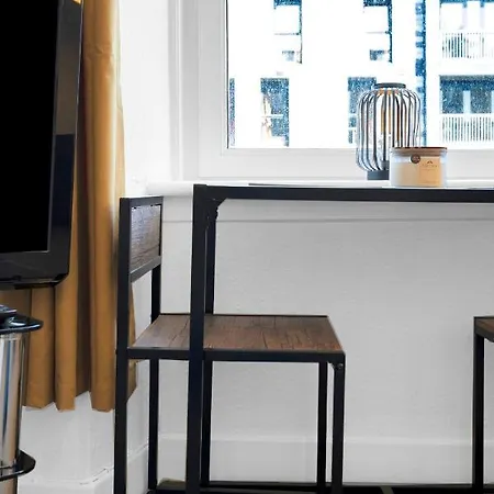 Modern & Spacious 1 Bedroom - Close To Centre - Sleeps Up To 3 Guests Apartment *