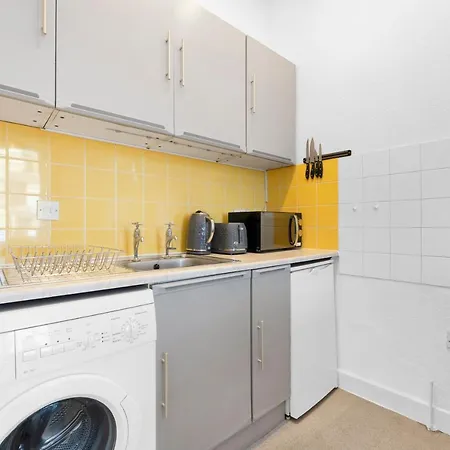 Modern & Spacious 1 Bedroom - Close To Centre - Sleeps Up To 3 Guests