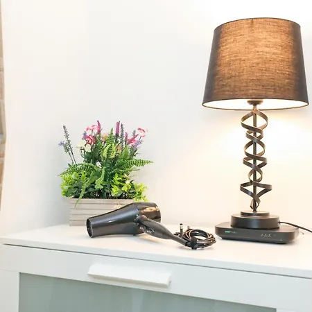 Stunning Modern 3 Bedroom Apartment *