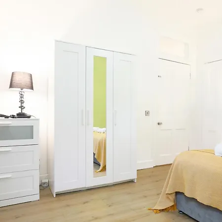 Gorgeous In Excellent Location - - Five Star Amenities Edimburgo