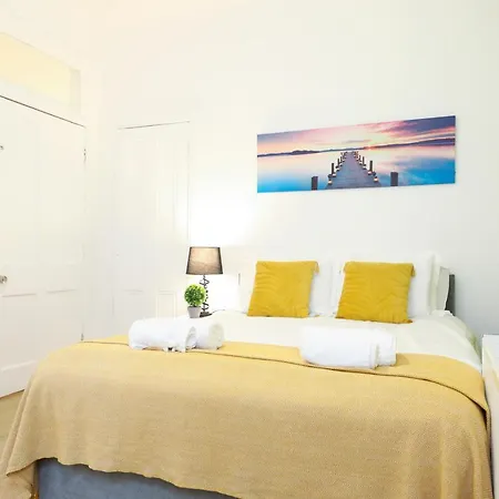 Gorgeous In Excellent Location - - Five Star Amenities Edimburgo