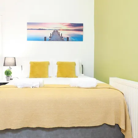 Gorgeous In Excellent Location - - Five Star Amenities * Edimburgo