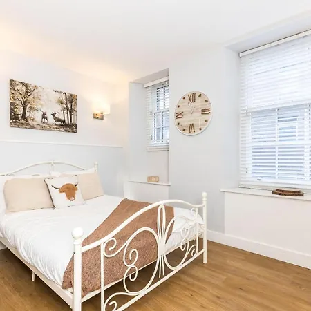 Luxury Modern 3 Bedroom In Centre *