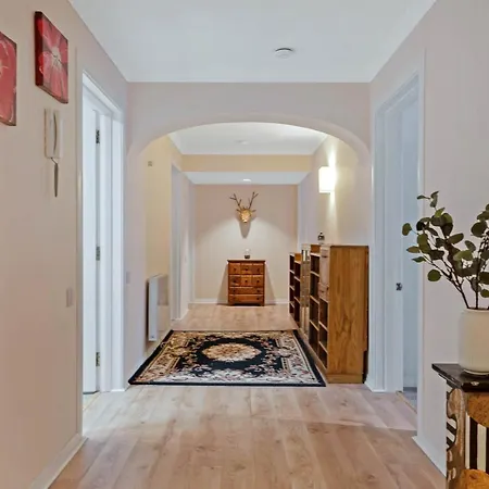 Elegant & Unique Getaway - Spacious 3 Bedroom, 2 Bathroom Centre - Free Allocated Parking. شقة