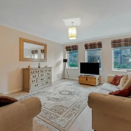 Elegant & Unique Getaway - Spacious 3 Bedroom, 2 Bathroom Centre - Free Allocated Parking. *