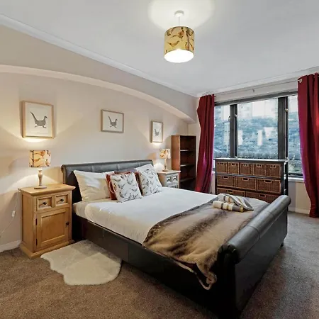 Elegant & Unique Getaway - Spacious 3 Bedroom, 2 Bathroom Centre - Free Allocated Parking. Appartement Edinburgh