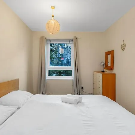 Edinburgh City Centre Aishia/Sakina Apartment *