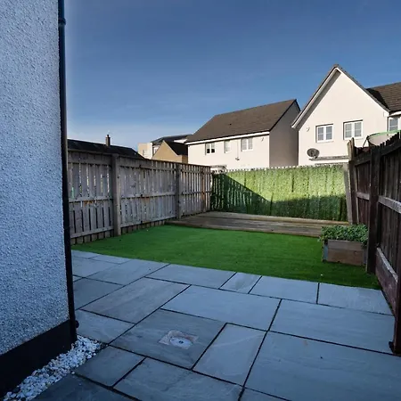 Appartement Spacious & Modern 3 Bedroom House - Free Parking - Front & Back Garden - Private Main Door Entrance *
