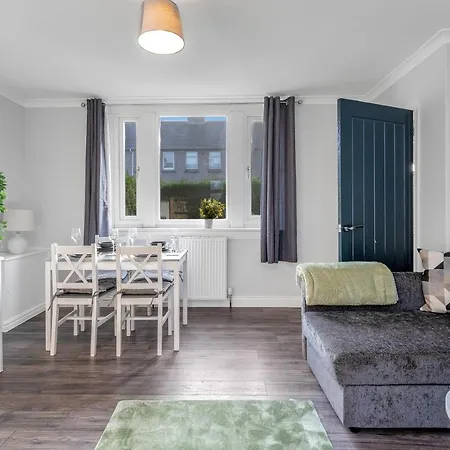 Modern & Spacious 2 Bedroom House - Free Parking - Front & Back Garden - Private Main Door Entrance *