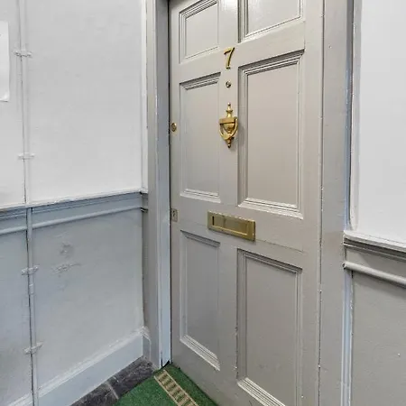 Unique 2 Bedroom Castle - Near Castle & Royal Mile *
