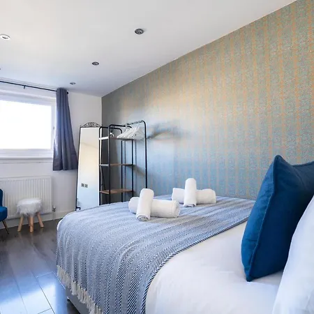 Apartment Spacious & Modern 3 Bedroom House - Free Parking - Front & Back Garden - Private Main Door Entrance